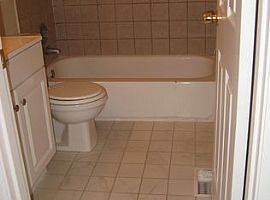 9221 Aylesbury Dr, Rollin Rent 650 Deposit 650 Total 1300 in Louisville, KY (Photo 3 of 12)