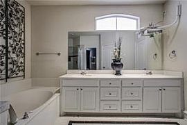 Nice 2bed 2bath Townhome Wgarage Short Term Leases in Dallas, TX (Photo 3 of 12)