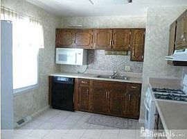 9010 W 101st St, Overland Park, Ks 66212 3 Beds 1 Bath 950 Sqft in Overland Park, KS (Photo 8 of 9)