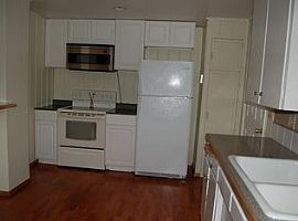 2 Beds 1 Bath in Shoreline, WA (Photo 3 of 5)