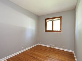 3 Beds 1.5 Baths in Island Lake, IL (Photo 6 of 9)