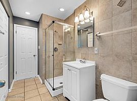 3 Beds 2 Baths in Addison, IL (Photo 7 of 10)
