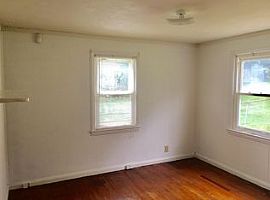  113 S Estate Dr, Greenville, Sc 29605 2 Beds 1 Bath 1,000 Sqft in Greenville, SC (Photo 9 of 11)