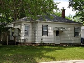 1025 Hammond Ave, Waterloo, Ia 50702 2 Beds 1 Bath 835 Sqft in Waterloo, IA