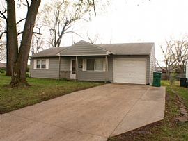 2 B3edroomhome Near3643 Sw Westview Ave, Topeka in Topeka, KS (Photo 2 of 11)