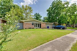  Nice 3 Bedroom and 2 Bathroom Home Available to Move In in League City, TX (Photo 2 of 5)