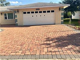  Beautiful 4 Bedroom and 2 Bathroom Home Available For Rent in Orlando, FL (Photo 2 of 4)