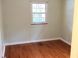  1055 Trelane Ave, Saint Louis, Mo 63126 2 Beds 1 Bath 945 Sqft in Saint Louis, MO (Photo 6 of 11)