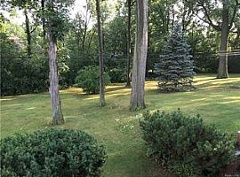  195 Windsor Rd, Rochester Hills, Mi 48307 3 Beds 1.5 Baths 1,2 in Rochester Hills, MI (Photo 2 of 5)