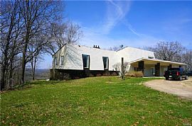 Charming 3 Bedroom Forest Home in Rolla, MO (Photo 2 of 12)