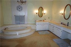 Charming 3 Bedroom Forest Home in Rolla, MO (Photo 7 of 12)