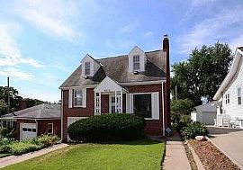 Great Location 4 Bedroom! in Omaha, NE (Photo 2 of 12)