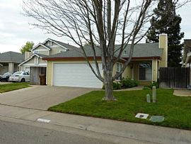 Clean 3bd, 2ba Home with Family Room and a Nice Kitchen Situate in Elk Grove, CA
