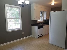 211 Crestwood Dr, Summerville, Sc 29483 3 Beds 2 Baths 1,100 Sq in Summerville, SC (Photo 4 of 6)