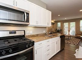 2 Bedroom and 2 Bath Home in Chicago, IL (Photo 4 of 11)