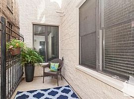 2 Bedroom and 2 Bath Home in Chicago, IL (Photo 6 of 11)