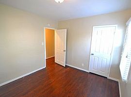 3 Beds 2 Baths 1,281 Sqft in Los Angeles, CA (Photo 2 of 9)