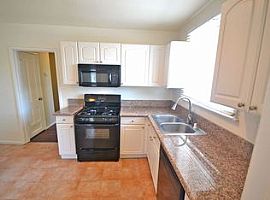 3 Beds 2 Baths 1,281 Sqft in Los Angeles, CA (Photo 3 of 9)