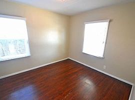 3 Beds 2 Baths 1,281 Sqft in Los Angeles, CA (Photo 5 of 9)