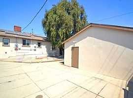 3 Beds 2 Baths 1,281 Sqft in Los Angeles, CA (Photo 8 of 9)