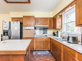  1914 Port Royal Ct, Lexington, Ky 40504 3 Beds 2 Baths 2,341 S in Lexington, KY (Photo 3 of 6)