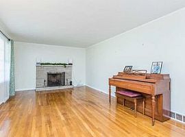  1914 Port Royal Ct, Lexington, Ky 40504 3 Beds 2 Baths 2,341 S in Lexington, KY (Photo 5 of 6)