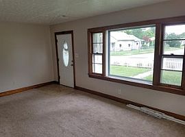 934 Clay St, Henderson, Ky 42420 2 Beds 1 Bath 900 Sqft in Henderson, KY (Photo 4 of 9)