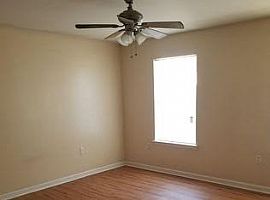 Quiet Neighborhood Near Interstate and Shopping  in New Orleans, LA (Photo 2 of 7)