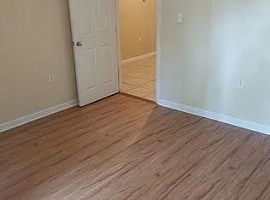 Quiet Neighborhood Near Interstate and Shopping  in New Orleans, LA (Photo 3 of 7)