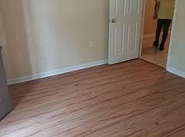 Quiet Neighborhood Near Interstate and Shopping  in New Orleans, LA (Photo 6 of 7)