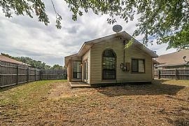 A 3 Bed Room 2 Baths in 805 Stetter Dr Arlington Tx  in Arlington, TX (Photo 5 of 5)