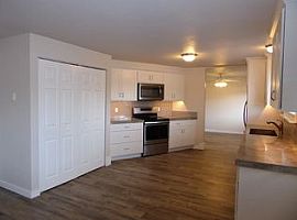 20812 Westview Dr, Bend, Or 97702 3 Beds 2 Baths 1,304 Sqft in Bend, OR (Photo 3 of 5)