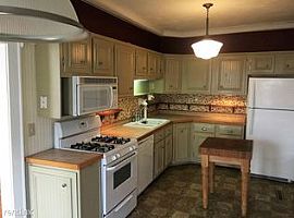 Charming 3 Bedroom Home in Parkersburg, WV (Photo 6 of 11)