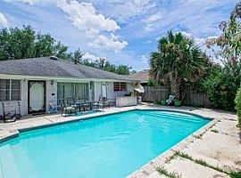 Bright, Spaciousne-Story Home in Lake Oaks in New Orleans, LA (Photo 9 of 11)