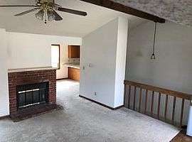 3bed 2 Bath in Lawrence, KS (Photo 2 of 4)