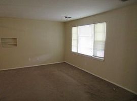 3bed 1 Bath in Kansas City, KS (Photo 2 of 5)