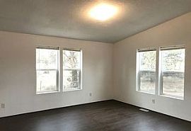 Charming 3 Bedrooms and 2 Bathroom in Eagle Crest, OR (Photo 7 of 9)