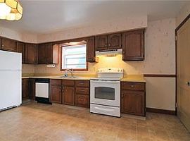 22 Russell Ave, Newport, Ri 02840 in Newport, RI (Photo 9 of 12)