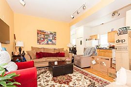Perfectly Situated 2 Bedroom, 1 Bathroom Unit in Chicago, IL (Photo 4 of 8)