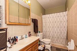 Perfectly Situated 2 Bedroom, 1 Bathroom Unit in Chicago, IL (Photo 5 of 8)