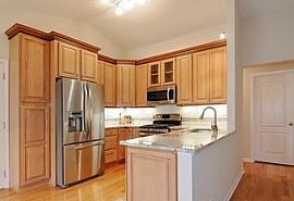 421 Bayview Ave, Naperville, Il 60565 2 Beds 2 Baths 966 Sqft in Naperville, IL (Photo 2 of 6)