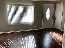 Charming 3 Bedrooms and 2 Bathroom in Akron, OH (Photo 3 of 10)