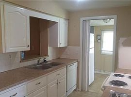 5560 Bay St Ne, Saint Petersburg, Fl 33703 3 Beds 1 Bath 1,215  in Saint Petersburg, FL (Photo 3 of 5)