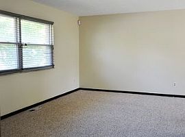 3bed 1.5 Bath in Columbus, OH (Photo 2 of 4)