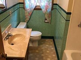 1826 Hopkins Ave, Eau Claire, Wi 54701 in Eau Claire, WI (Photo 8 of 11)