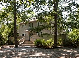 3 Beds 2 Baths 2,200 Sqft in East Hampton, NY