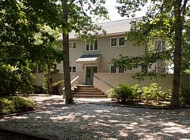 3 Beds 2 Baths 2,200 Sqft in East Hampton, NY (Photo 2 of 12)