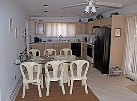 3 Beds 2 Baths 2,200 Sqft in East Hampton, NY (Photo 5 of 12)