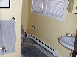 3 Beds 2 Baths 2,200 Sqft in East Hampton, NY (Photo 7 of 12)