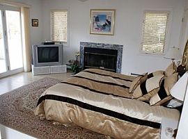 3 Beds 2 Baths 2,200 Sqft in East Hampton, NY (Photo 9 of 12)